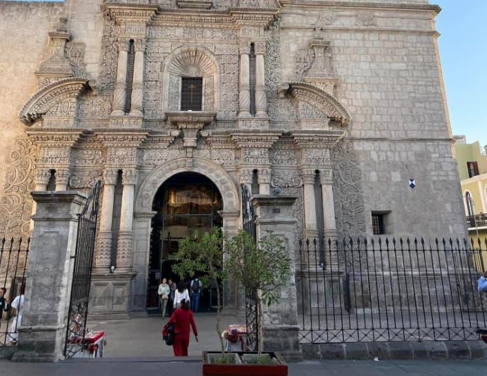 Restringen aforo en iglesias al 65% con motivo de estaciones