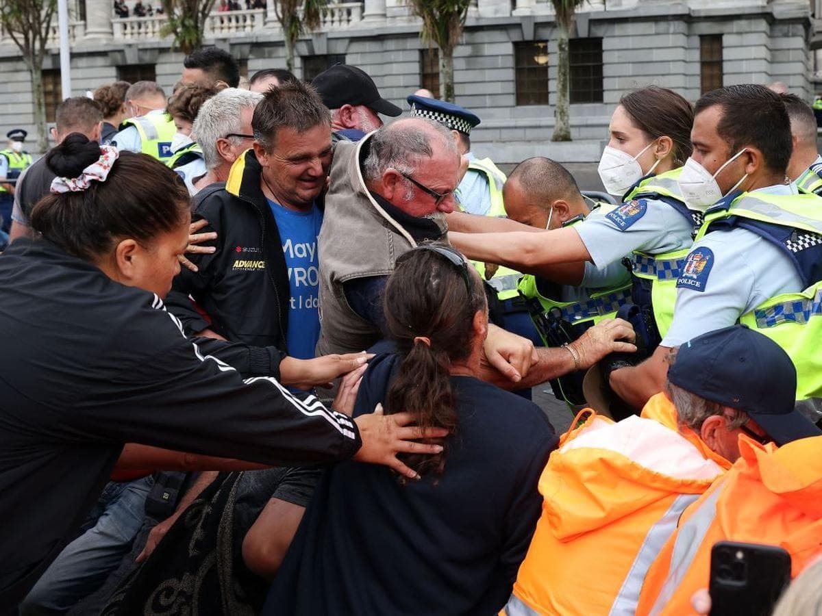 Más de 100 manifestantes antivacunas fueron detenidos
