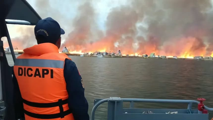 Incendio forestal en Los Uros arrasó con hospedajes flotantes