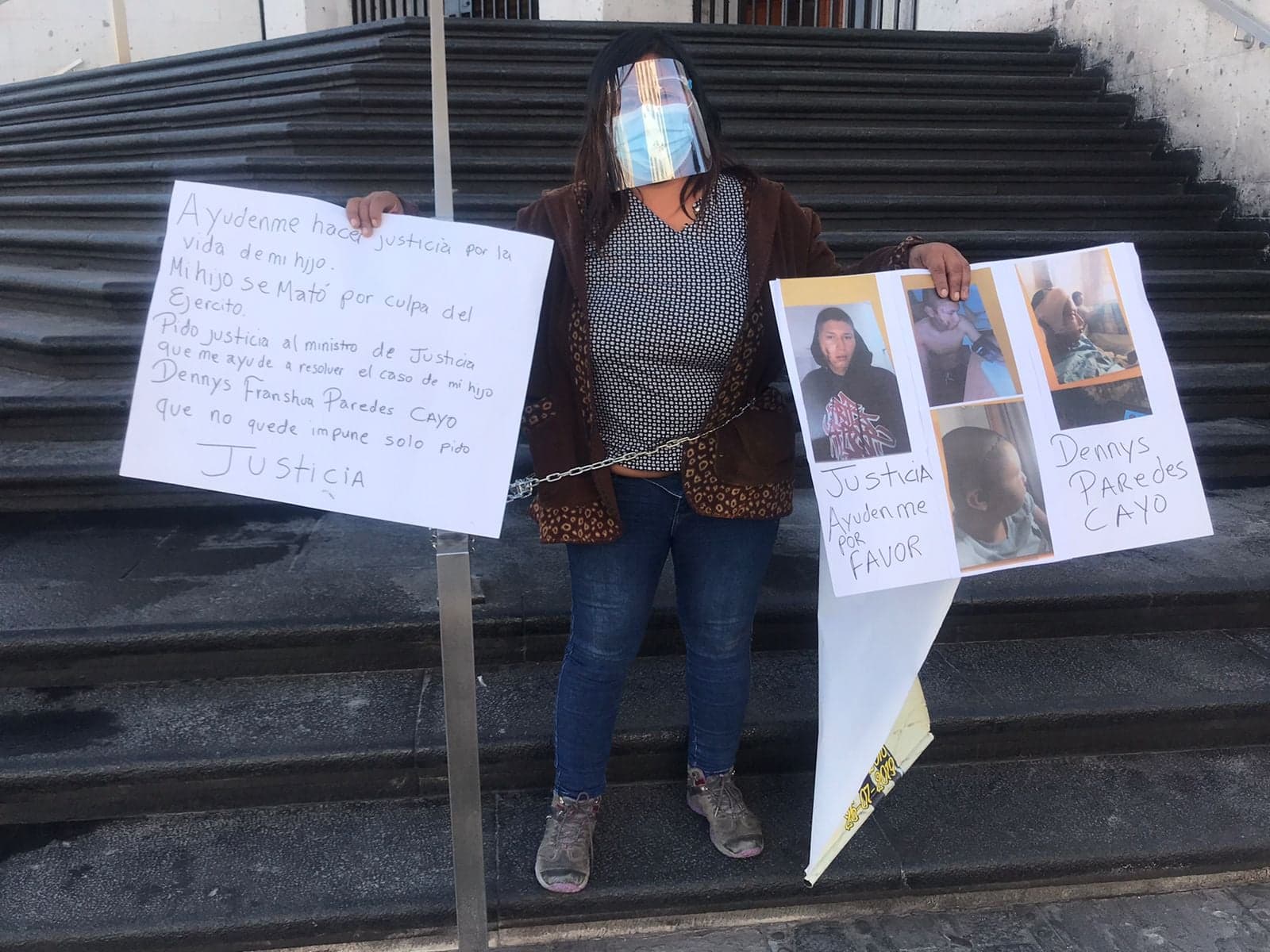 Madre se encadena a Corte de Arequipa exigiendo justicia