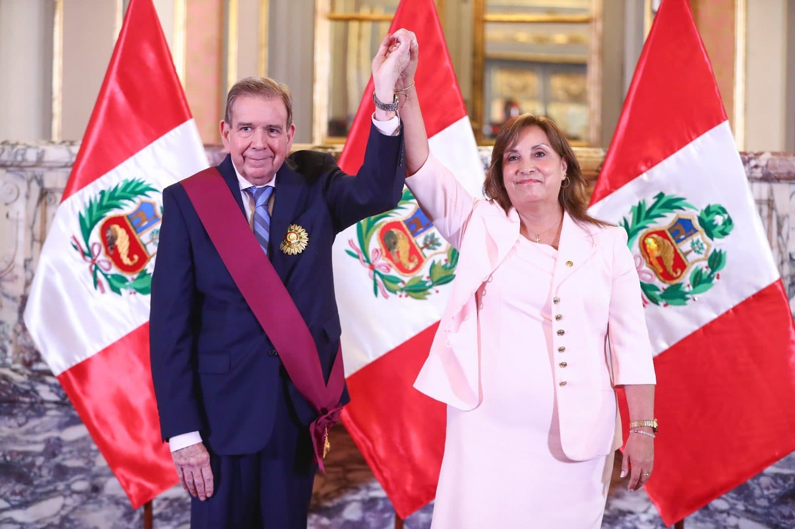 Perú condecoró a González por su defensa democrática