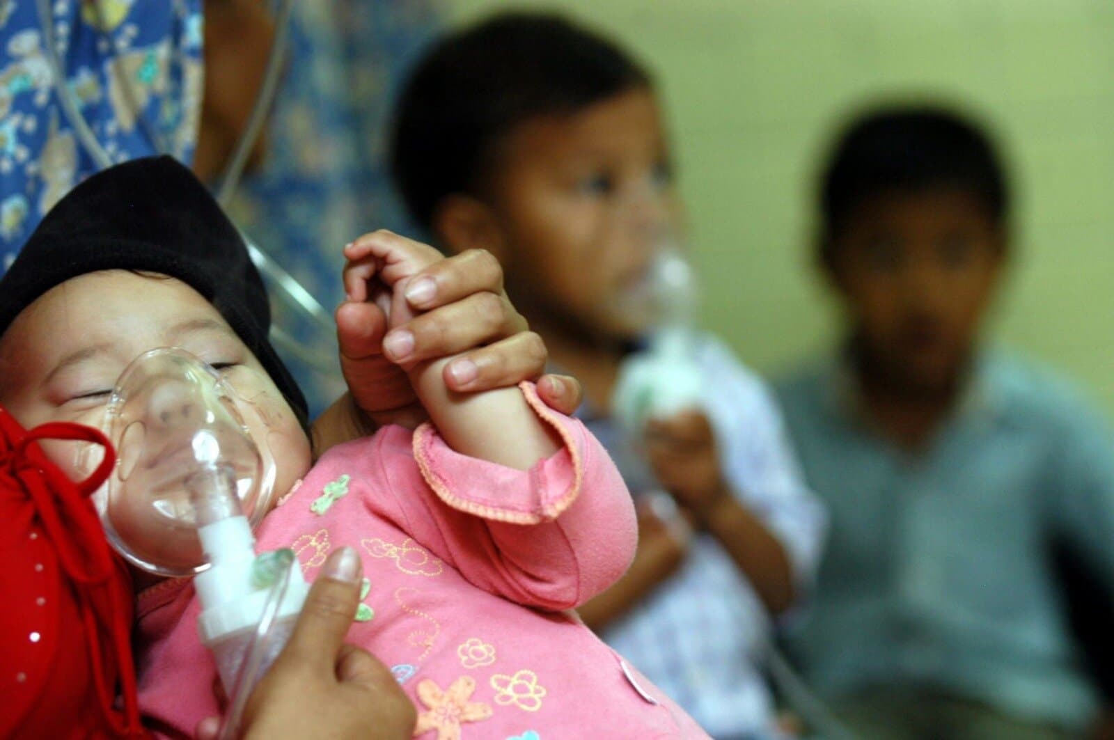 Aumentan las Iras y neumonías en niños debido al intenso frío