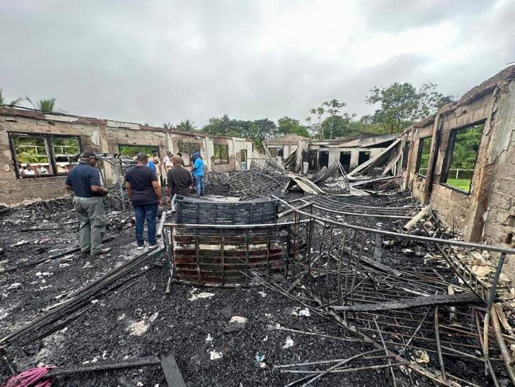 Estudiante provoca incendio porque le confiscaron celular