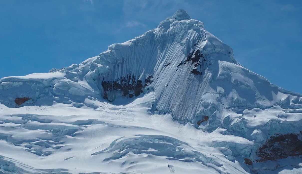 Rescatan con vida a guía atrapado en avalancha del nevado Tocllaraju