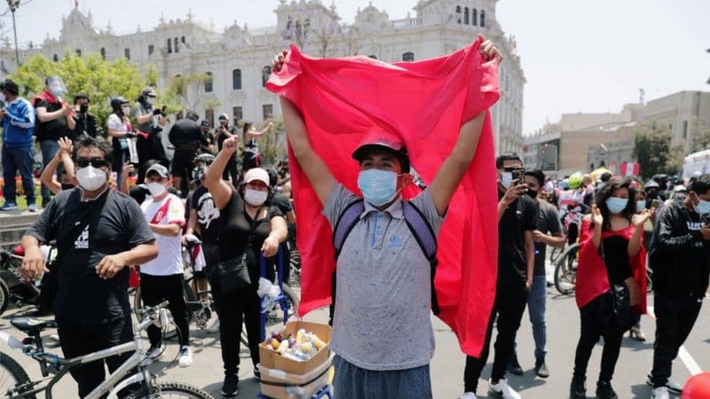 Jóvenes celebraron renuncia de Manuel Merino