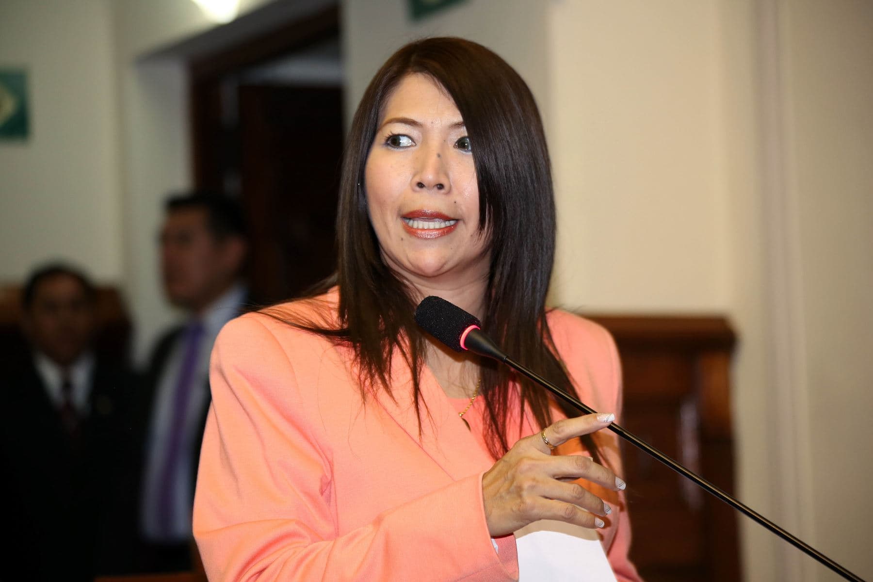 Hoy deciden si inhabilitan por 10 años a congresista 'Mochasueldos'