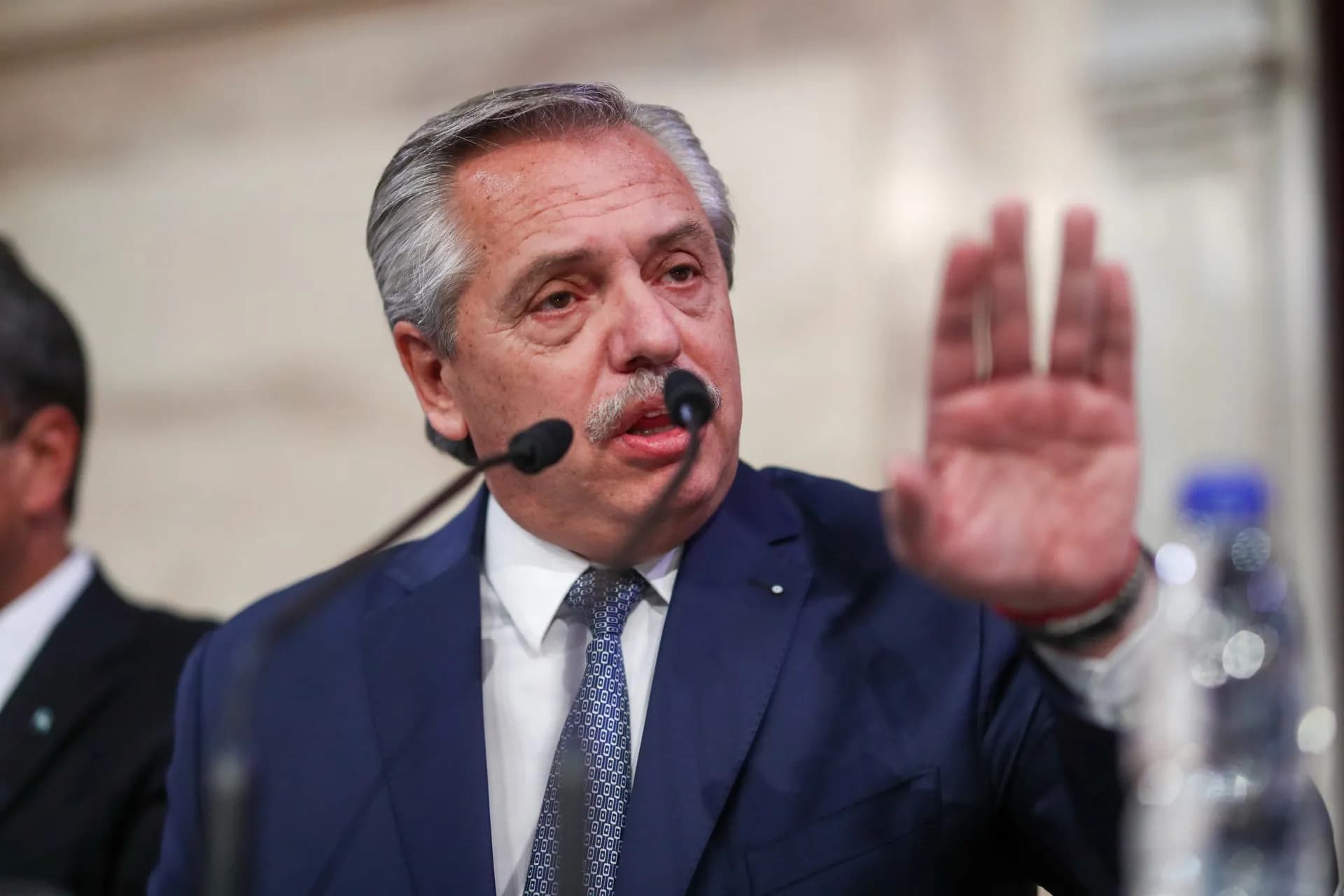 Procesan por violencia de género a expresidente Alberto Fernández