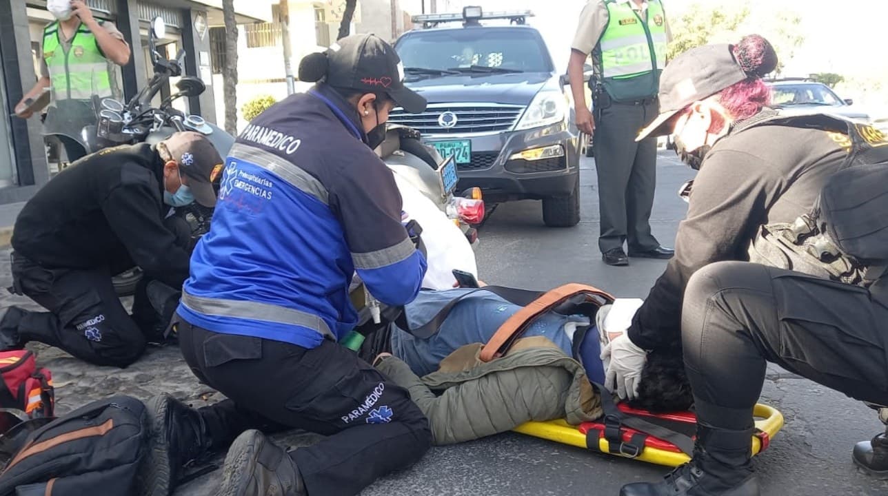 Motociclista impacta con vehículo en la avenida Metropolitana