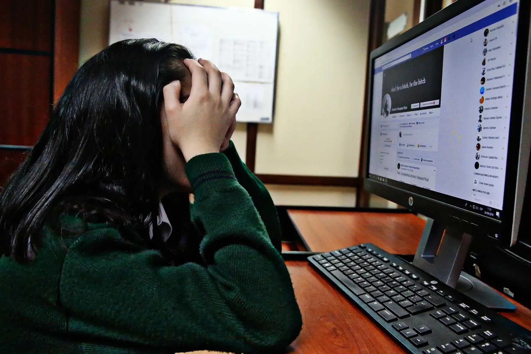 El 50 % de menores interactúa con desconocidos en internet