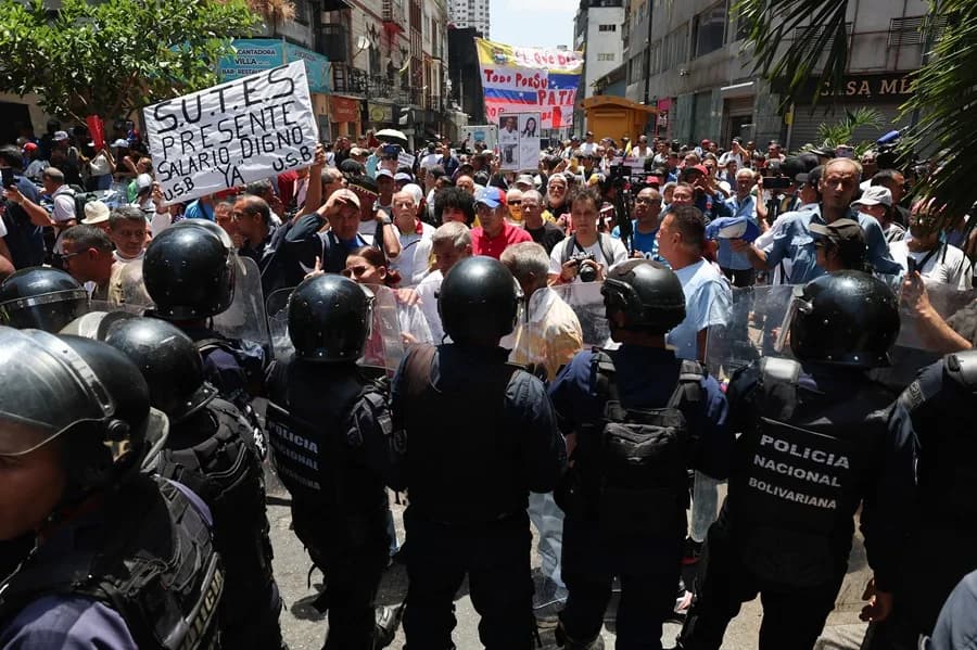 Manifestantes exigen aumento salarial al gobierno de Venezuela