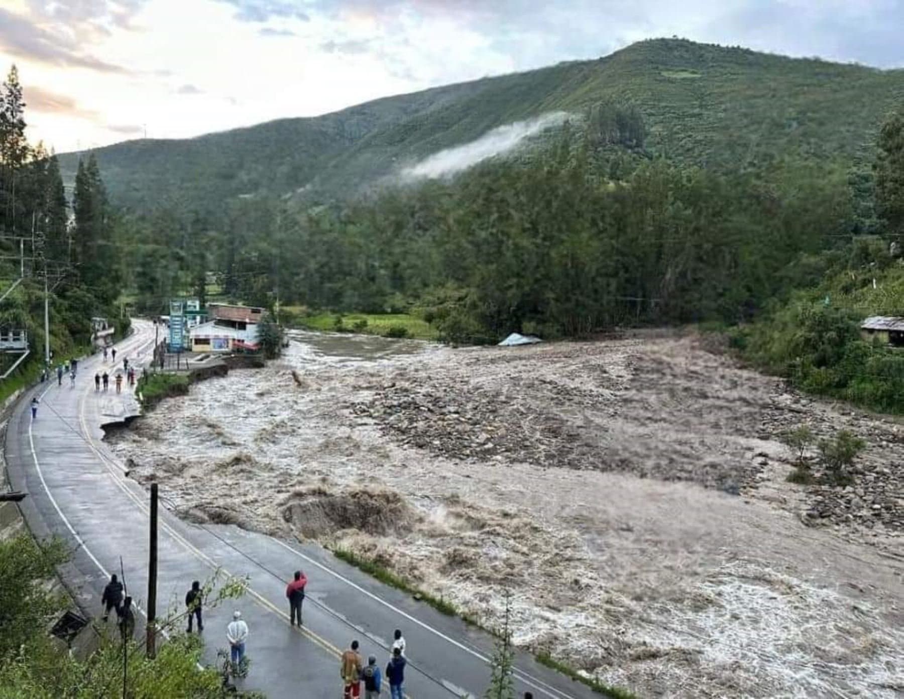 Apurímac: Desborde de río deja varados a vehículos en vía interoceánica