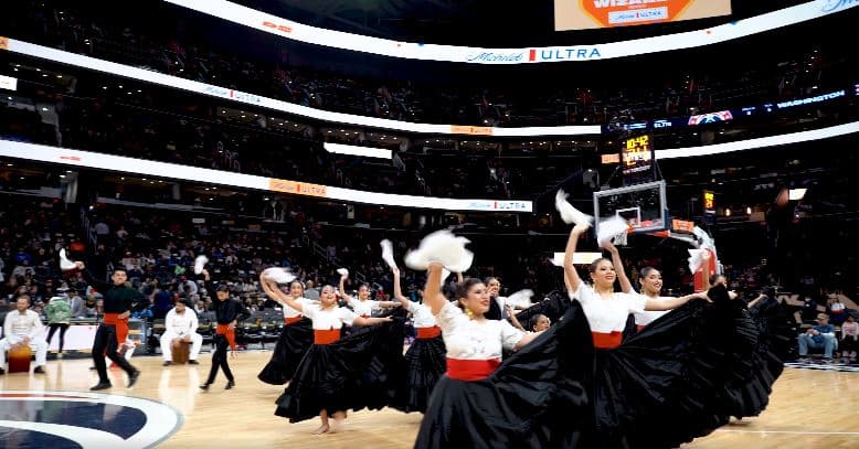 Marinera norteña y cajón peruano en el entretiempo de la NBA