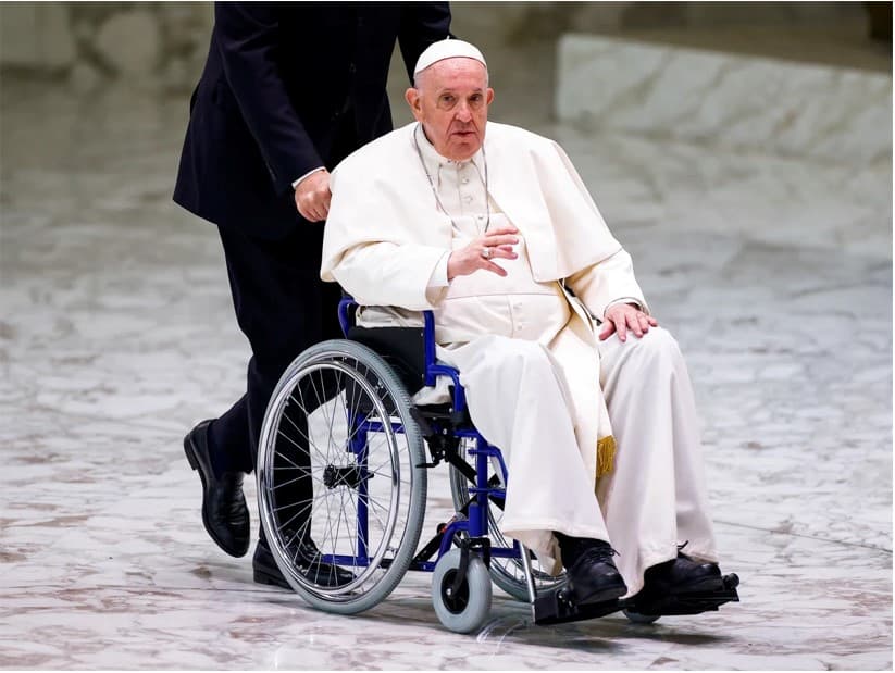 Papa Francisco sufrió rotura de ligamentos en la rodilla