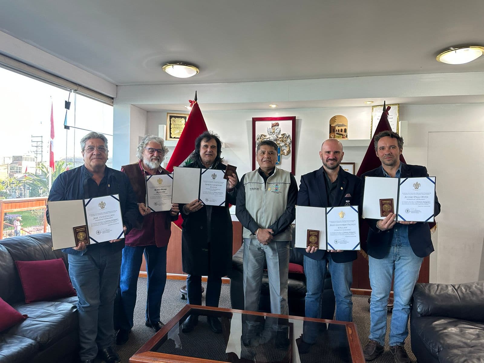 Los Iracundos de Uruguay reciben reconocimiento de Arequipa