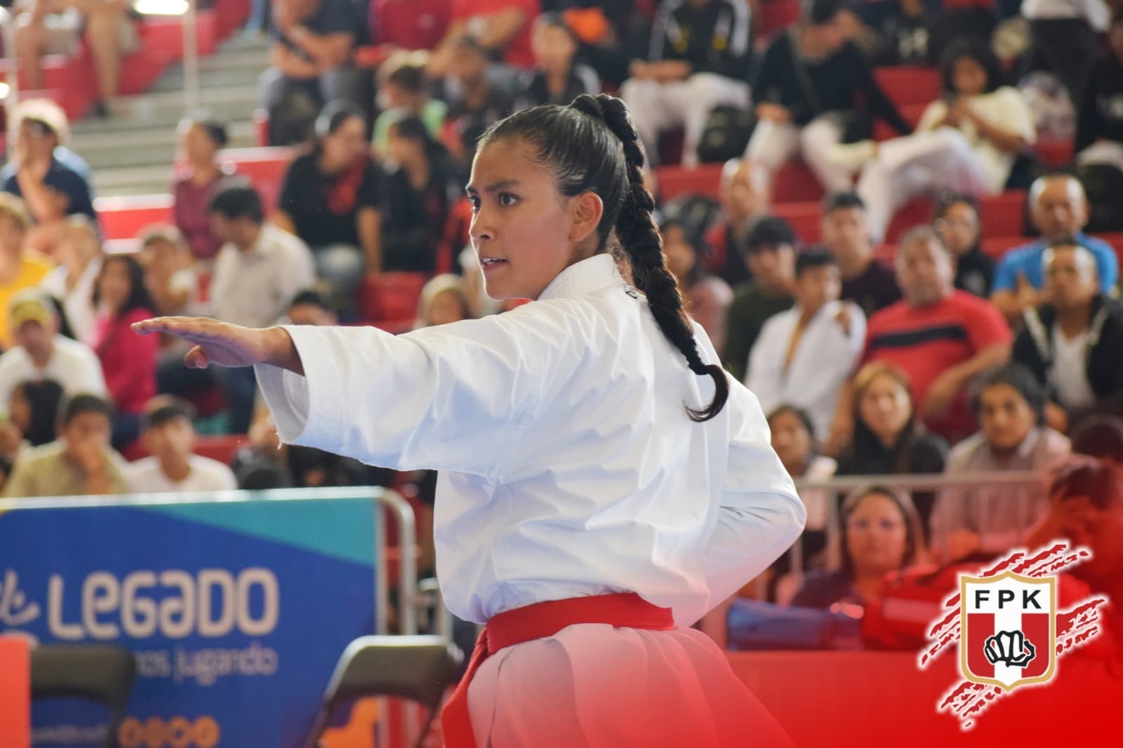 Alexandra es campeona en karate kata y busca tener más triunfos