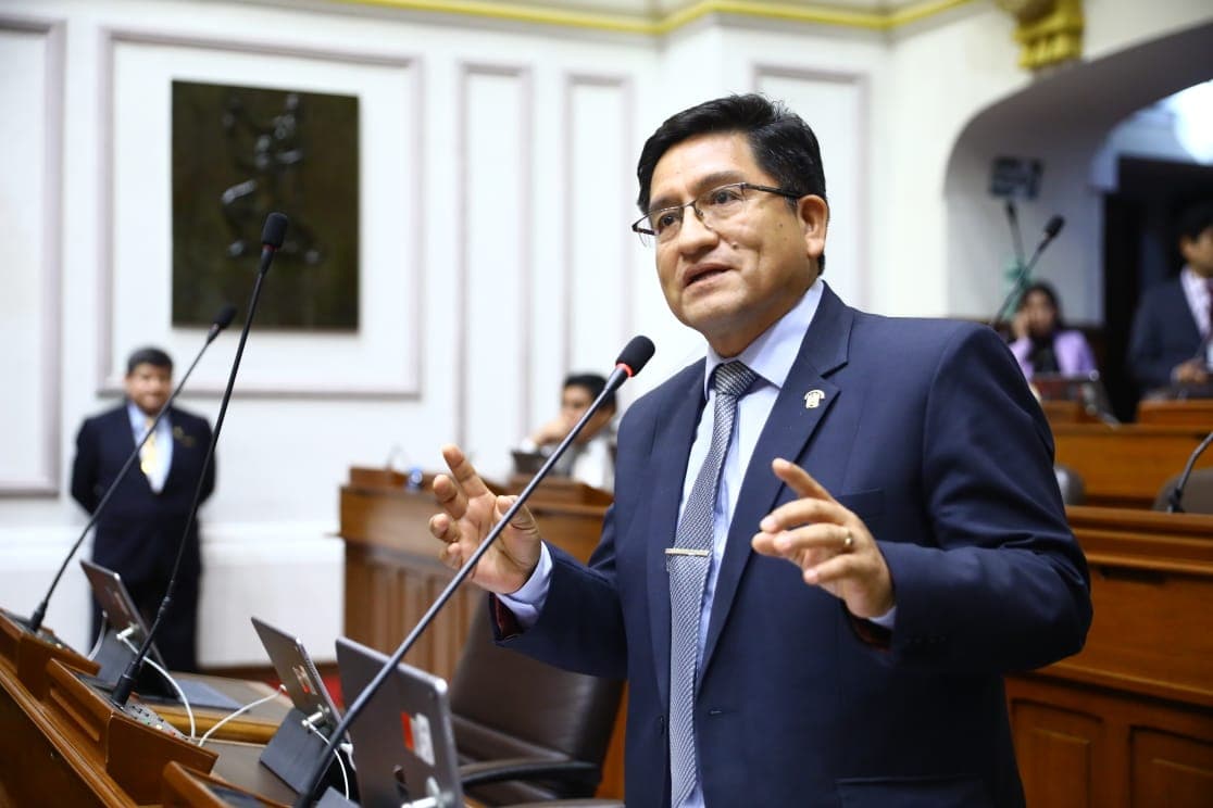 Presentan denuncia constitucional contra Dina Boluarte