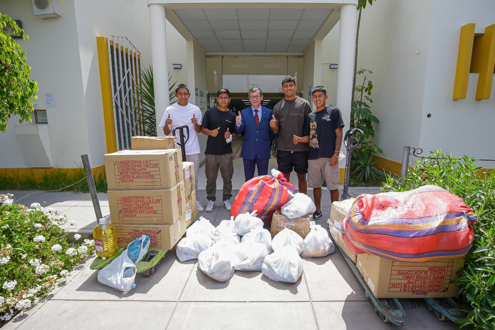 FBC Melgar entregó donativos a pacientes del Iren Sur