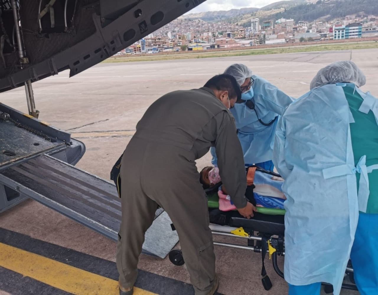 Evacuaron a recién nacida y a niña con grave fractura a Lima