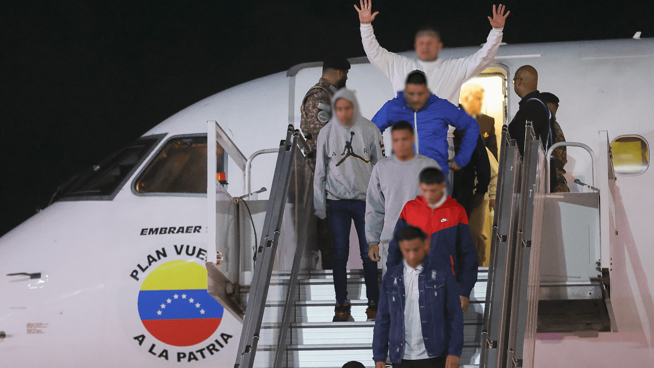 Corte Suprema de EE.UU. pausa la deportación de venezolanos