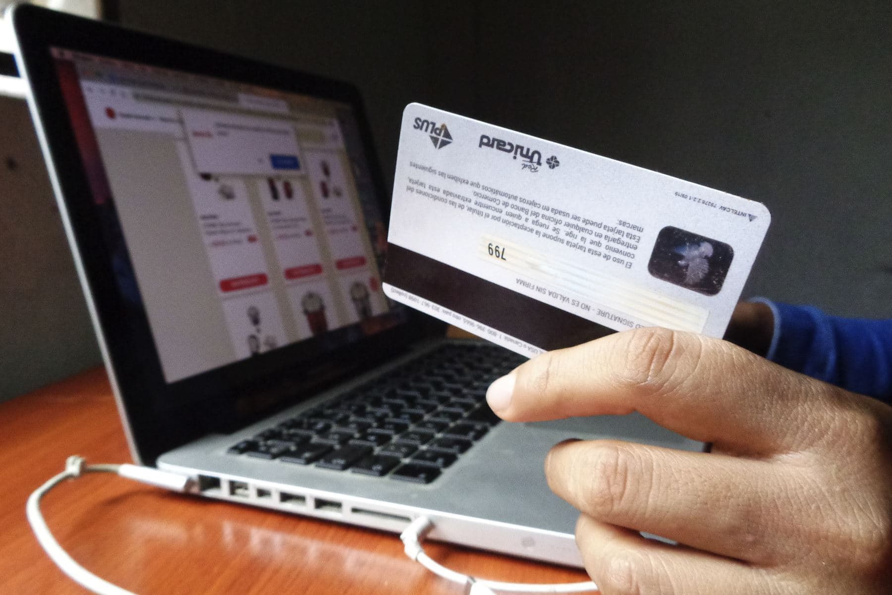 Roban 52 000 dólares en transferencias
