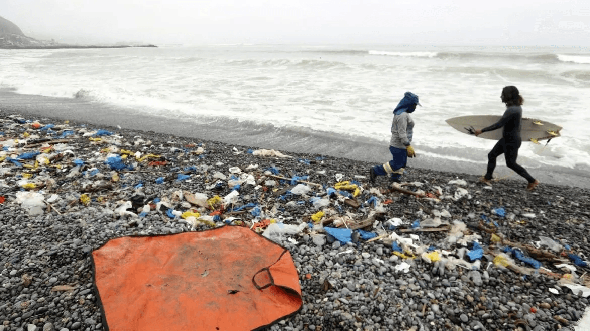 Cierran playa Agua Dulce por la acumulación de desechos