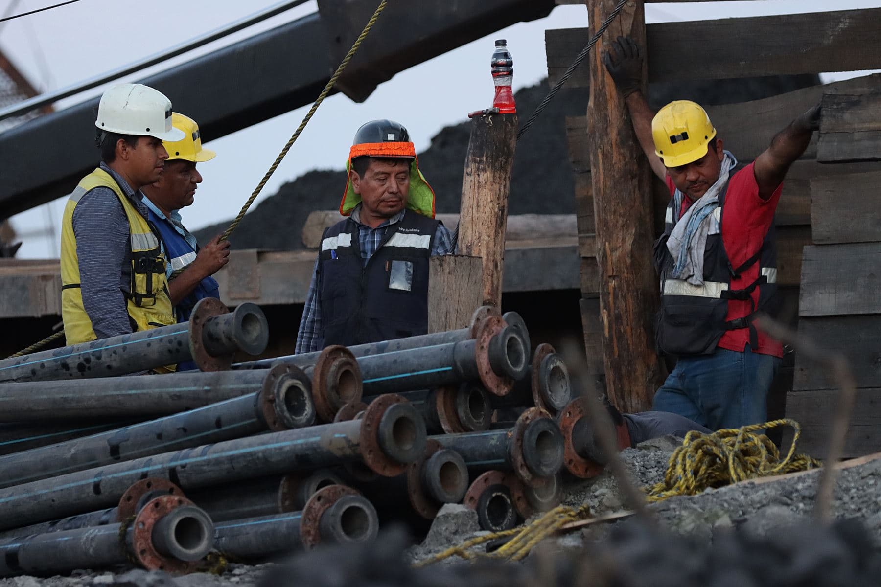 Intensifican búsqueda de diez mineros atrapados en México