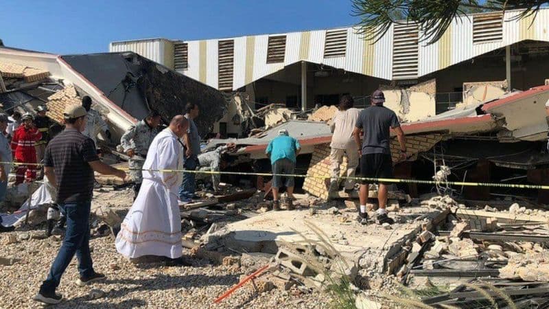 11 muertos y decenas de heridos por derrumbe de techo en México