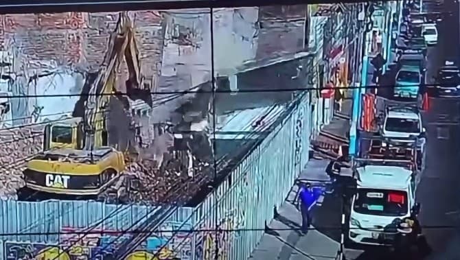 Dos personas se salvaron de ser aplastadas por muro
