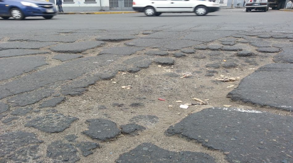 Jóvenes tapan huecos de vías