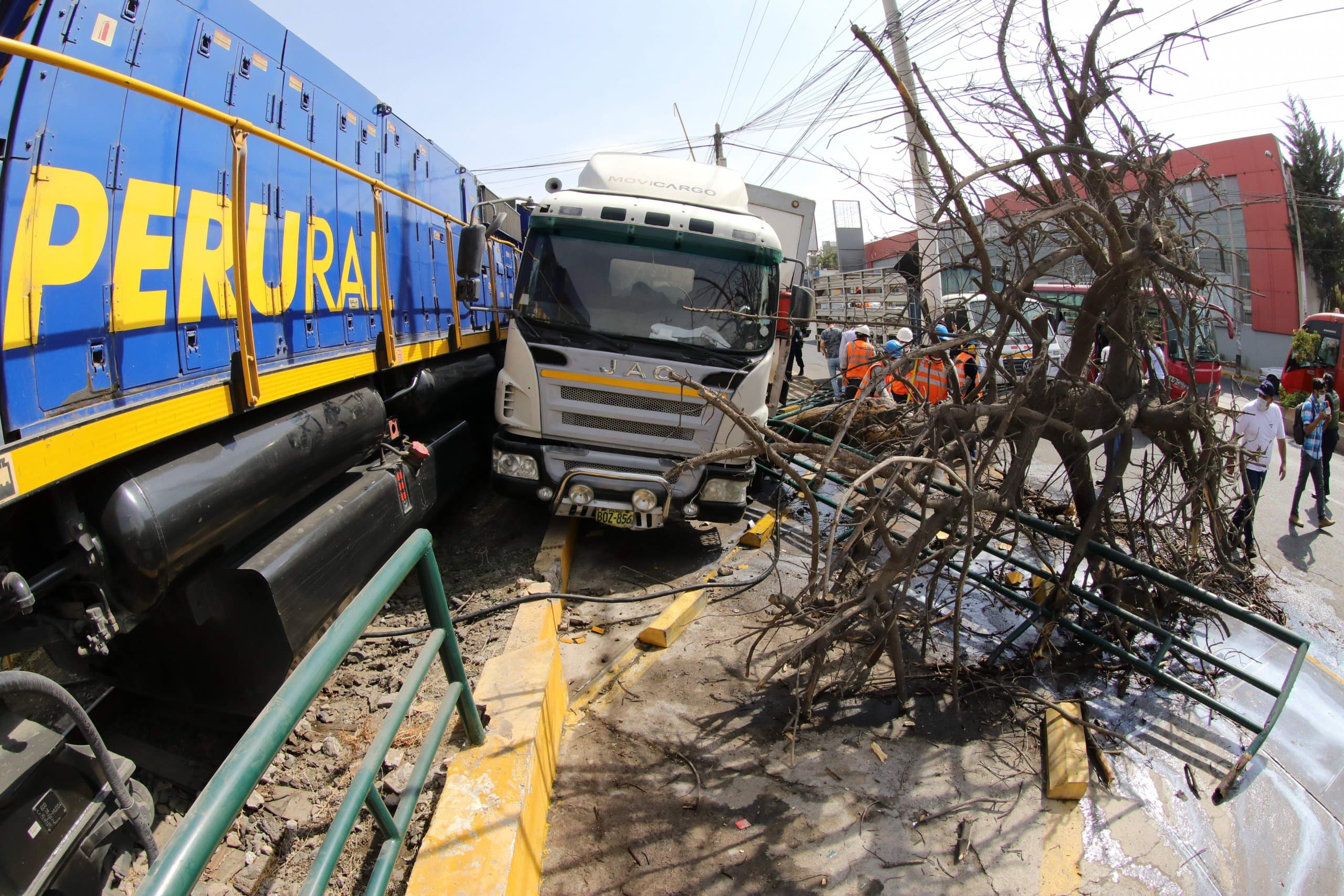 Camión choca contra tren en avenida Alfonso Ugarte