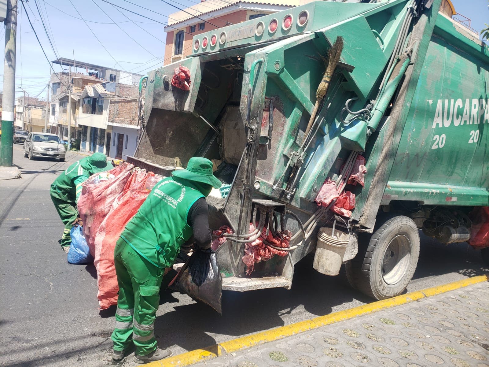 Trabajadores de limpieza de Paucarpata llegan a acuerdos con autoridades