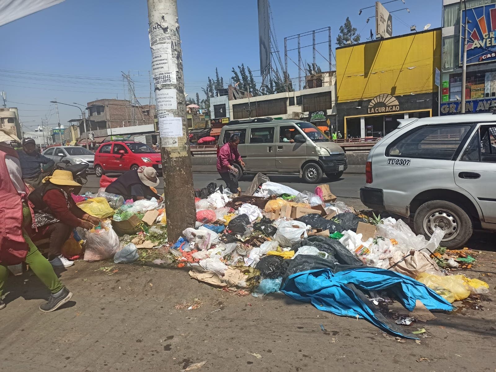 Comercio informal, congestión y basura empeoran en El Avelino