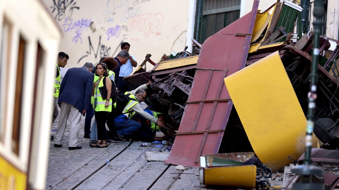 Investigan descarrilamiento de un tranvía en Portugal que ha dejado 16 muertos