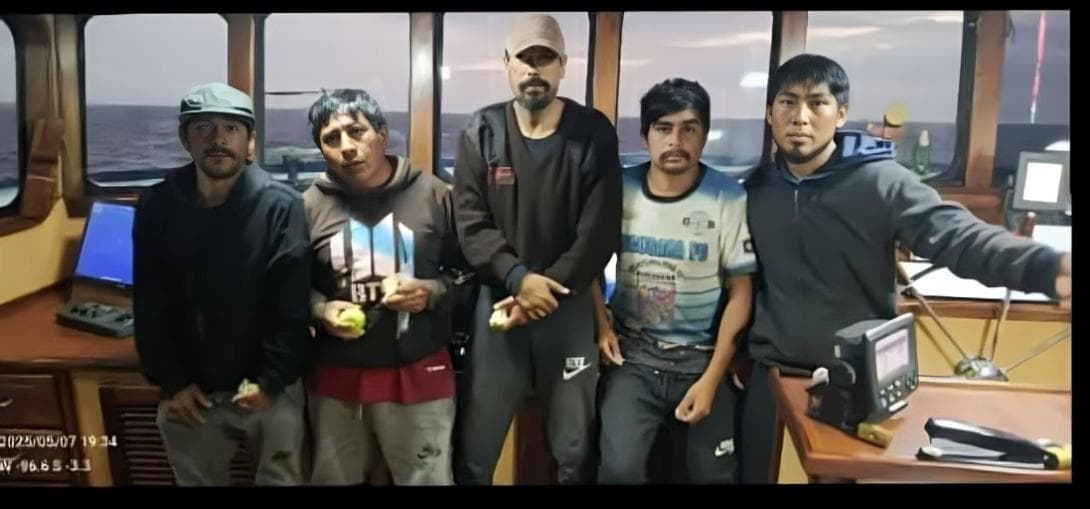 Hallan con vida a pescadores tras estar 55 días en altamar