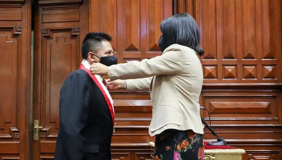 Jura como nuevo congresista por Arequipa Héctor Arias Cáceres