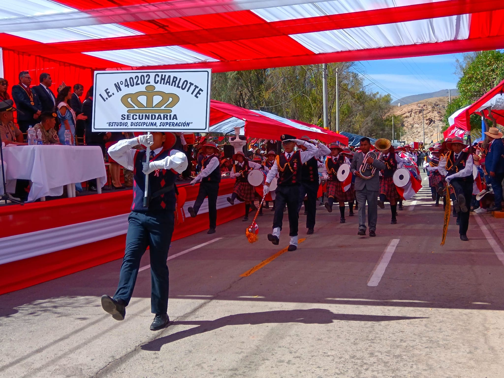 Continúan desfiles escolares por el 203 Aniversario Patrio