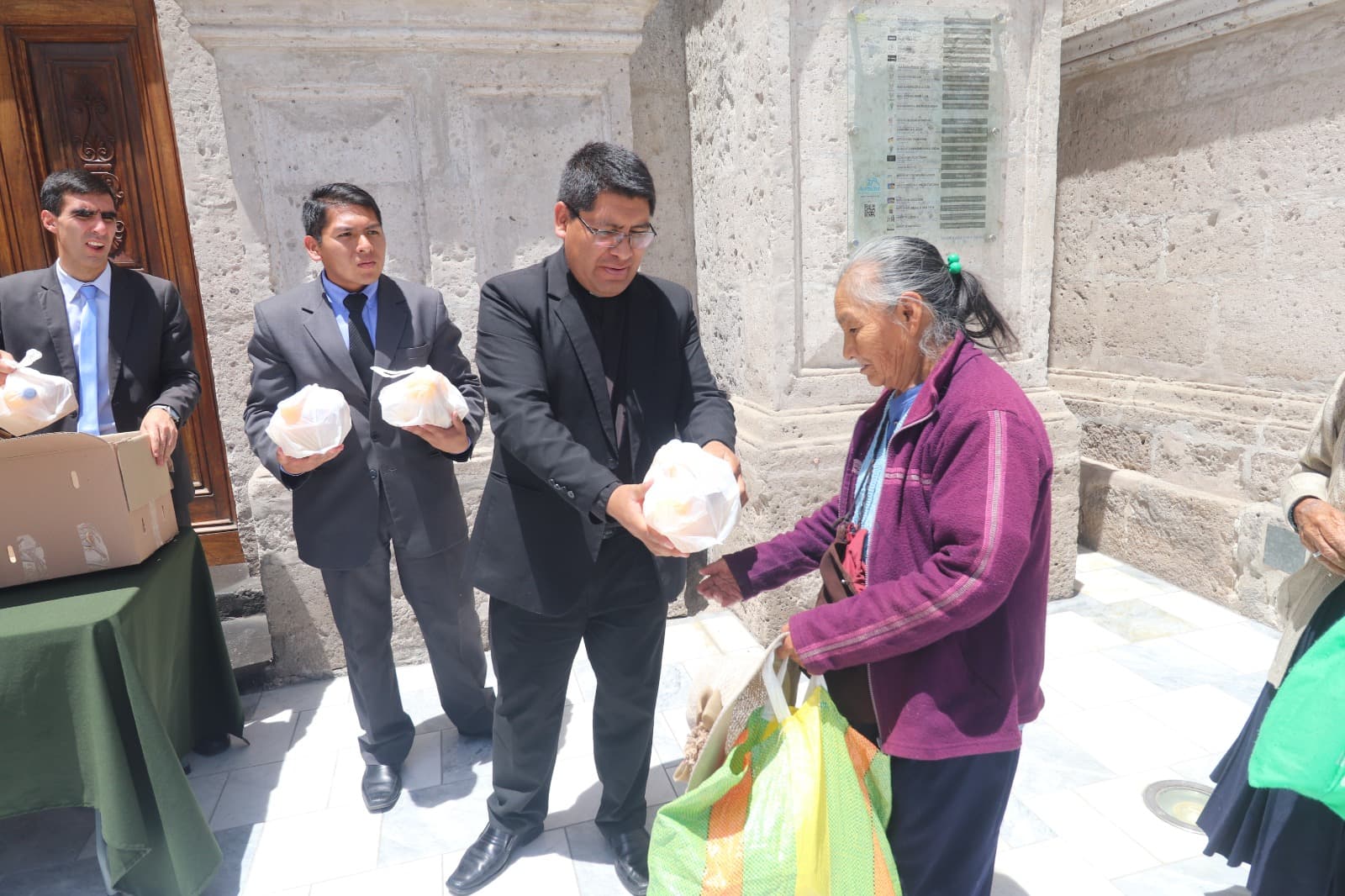 Entregaron unos 200 almuerzos a personas de escasos recursos