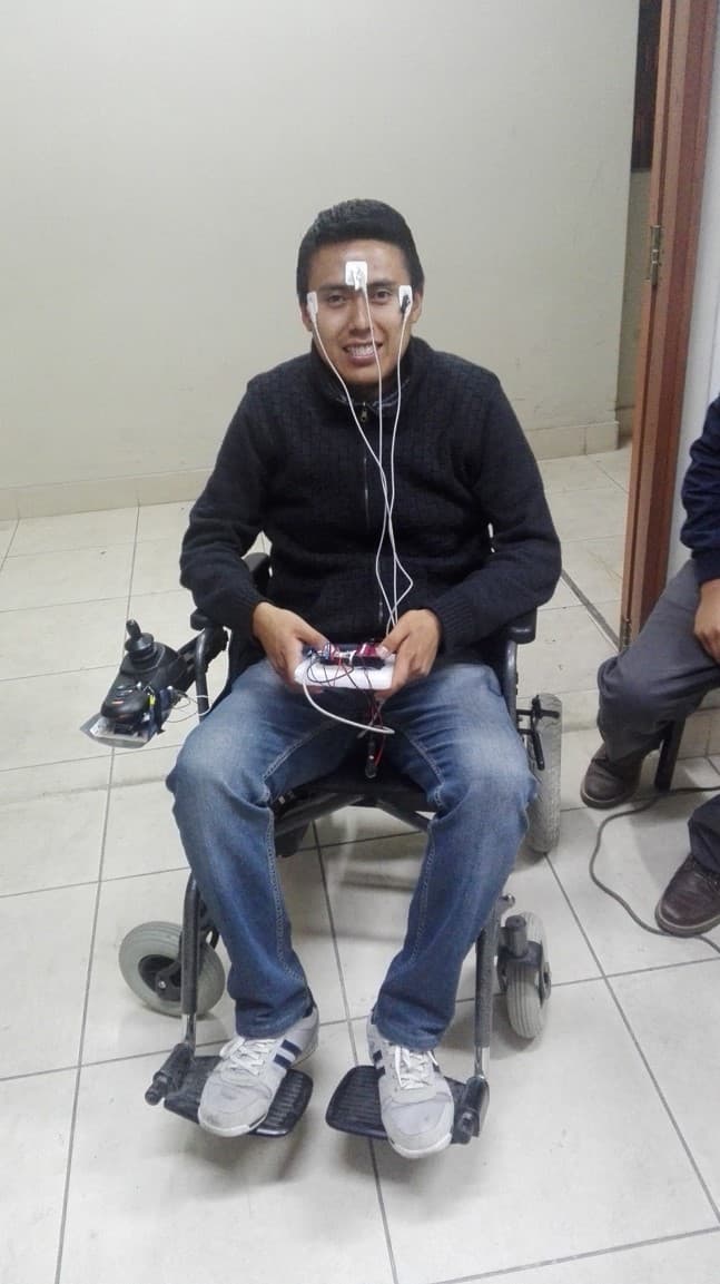 Universitarios crean silla de  ruedas controlada con los ojos