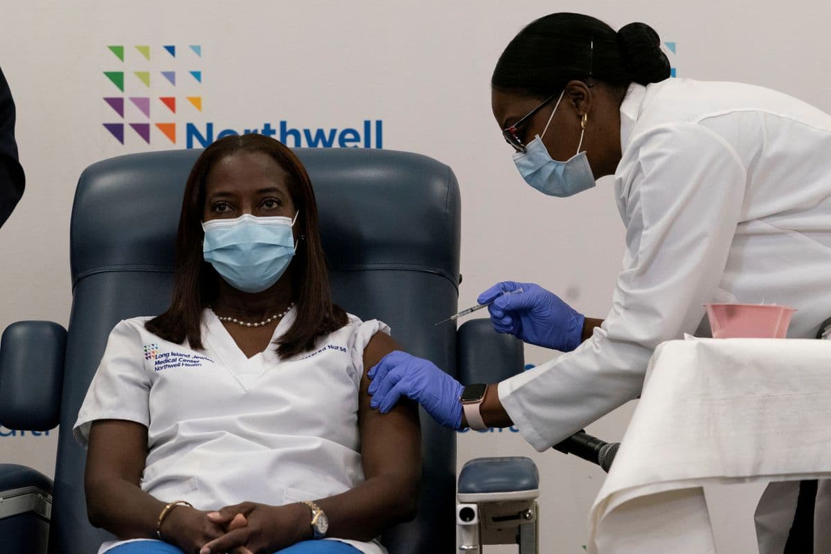 EE. UU. empezó a vacunar contra el coronavirus