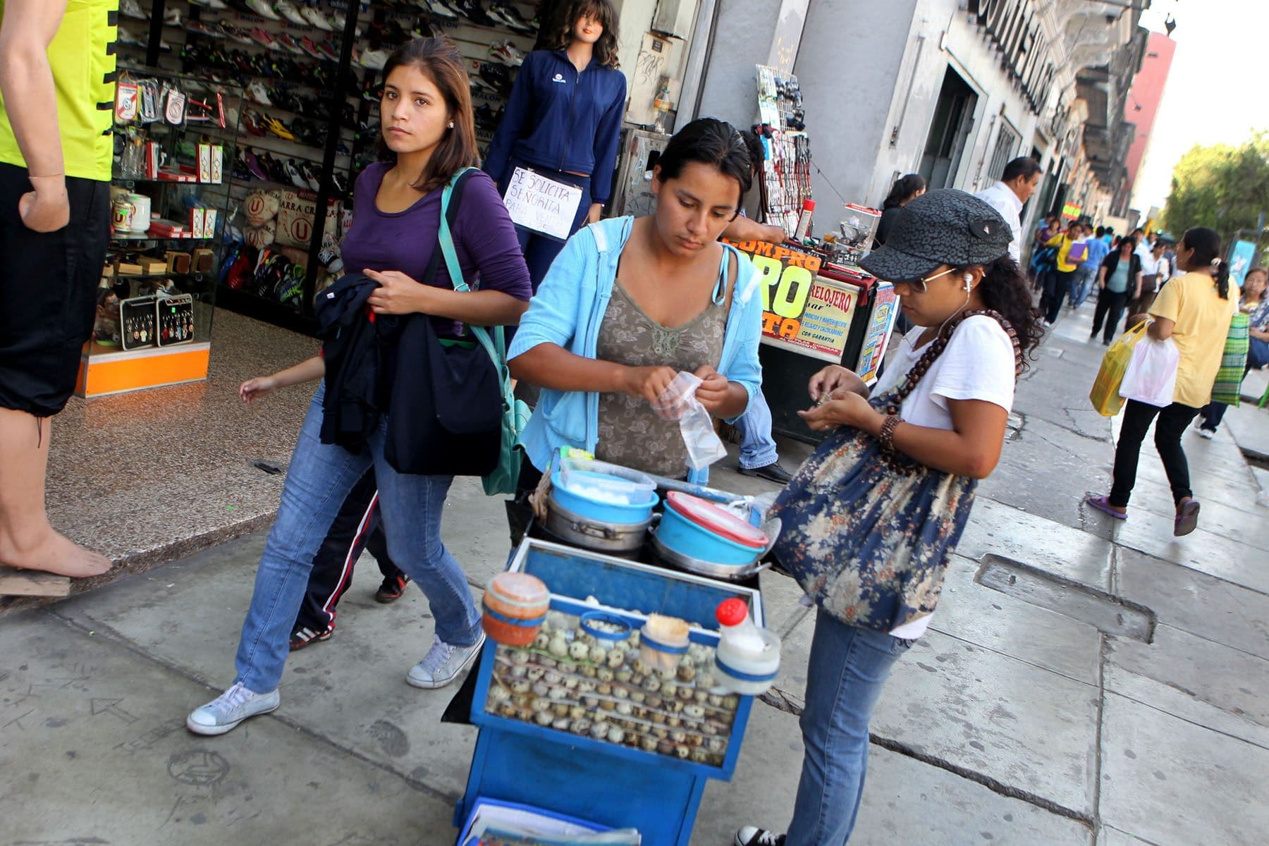 Revelan que mujeres ganan 27.2 % menos que los hombres en Perú