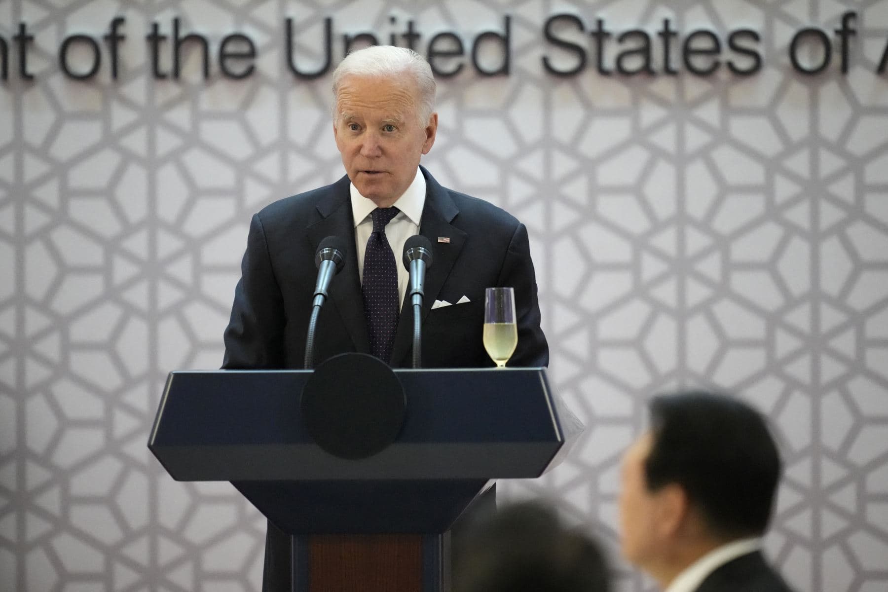 Biden firma ayuda de 40 mil millones de dólares para Ucrania