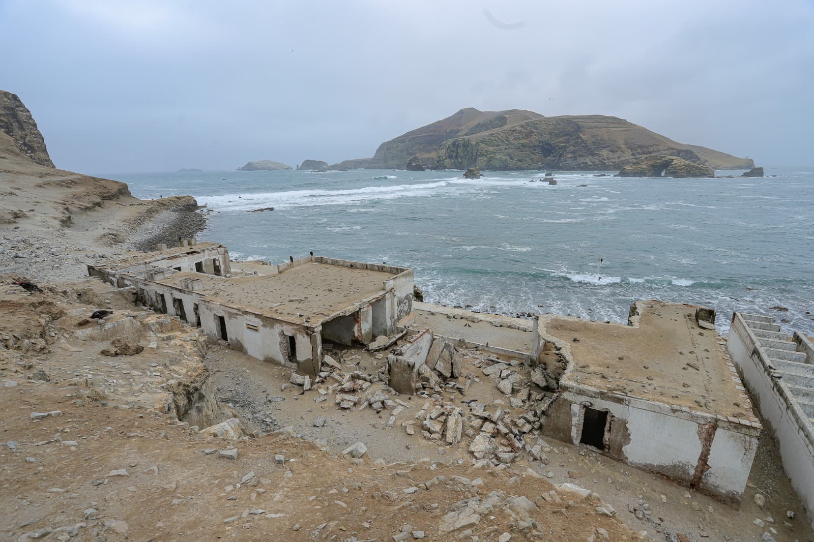Cuestionan reconstrucción de penal en la isla El Frontón