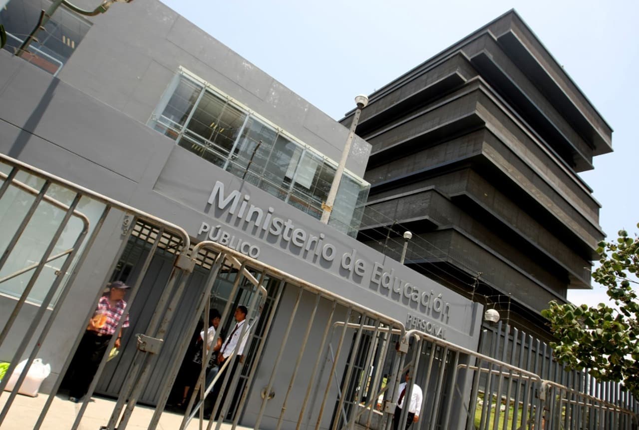 Rechazan denuncia que involucra a congresista e hija de ministro