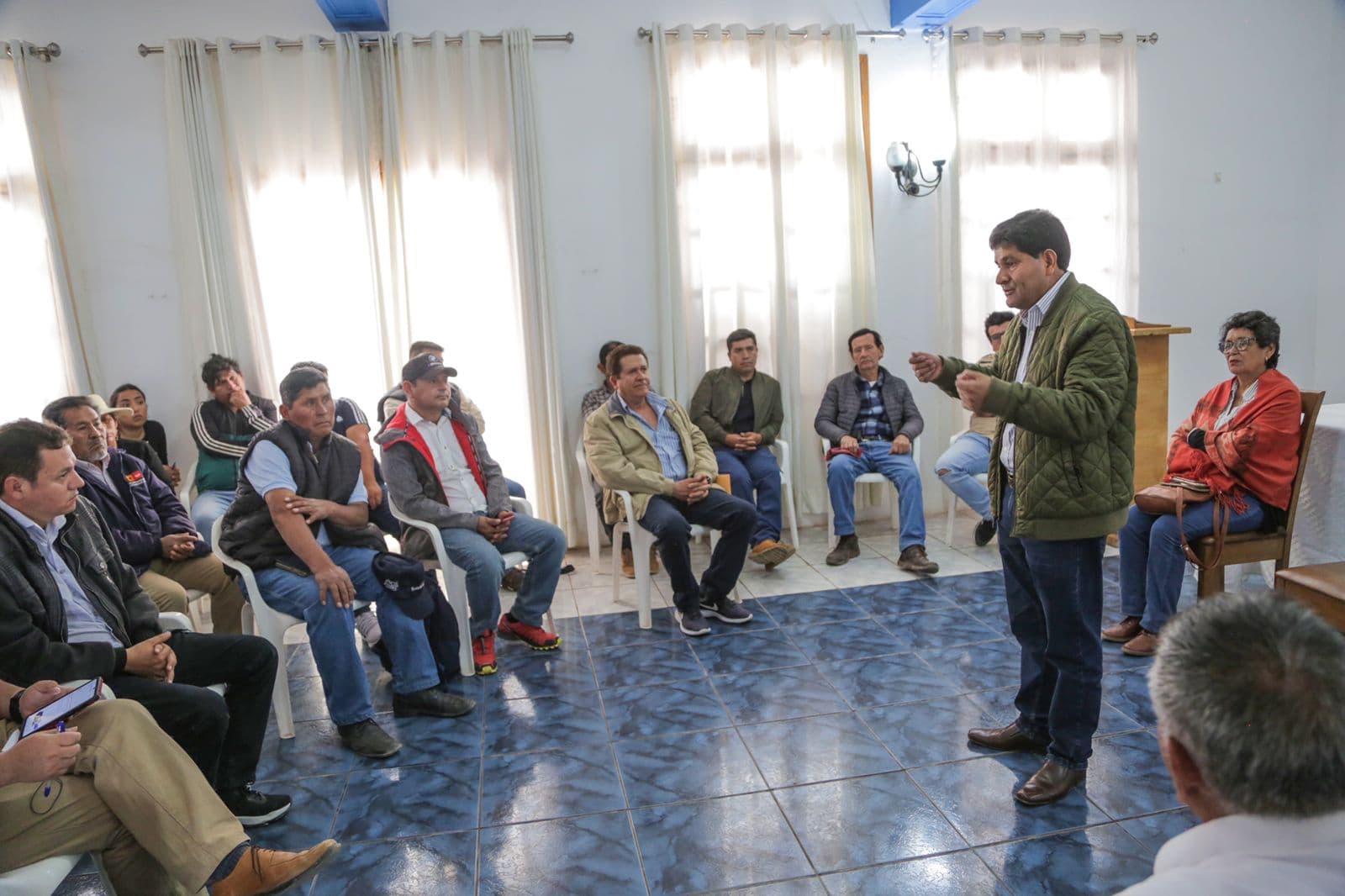 Sánchez visita obras detenidas para reactivarlas en su gestión