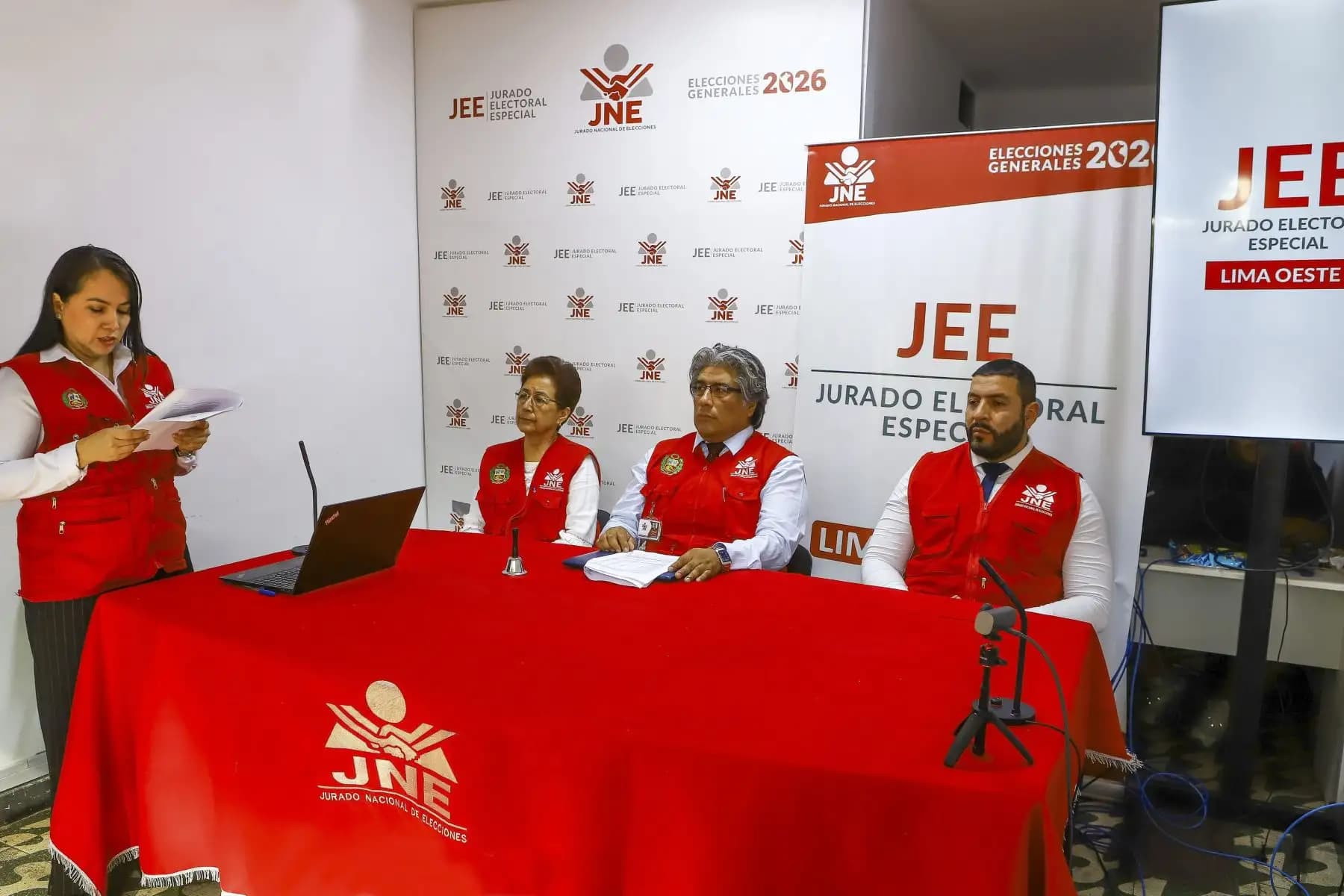 JEE inician recuento de votos en mesas observadas en segunda vuelta