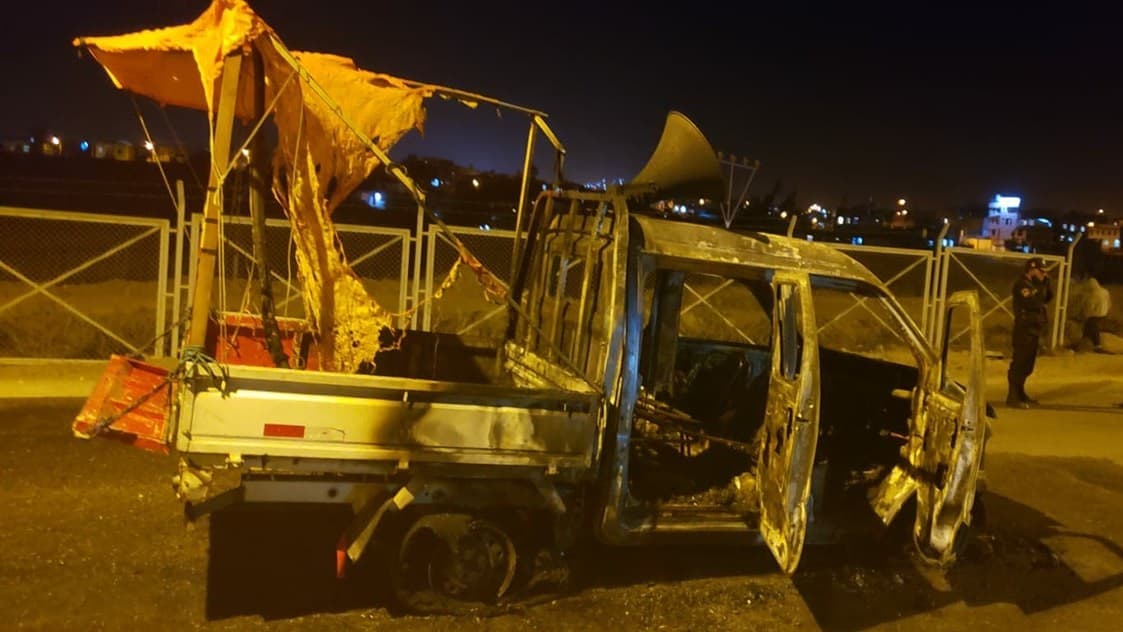 Arequipa: Conductor se salva tras incendiarse su vehículo