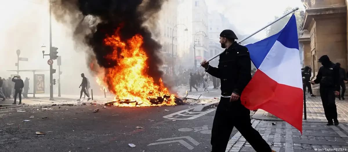 Nuevos enfrentamientos y saqueos tras protestas en París