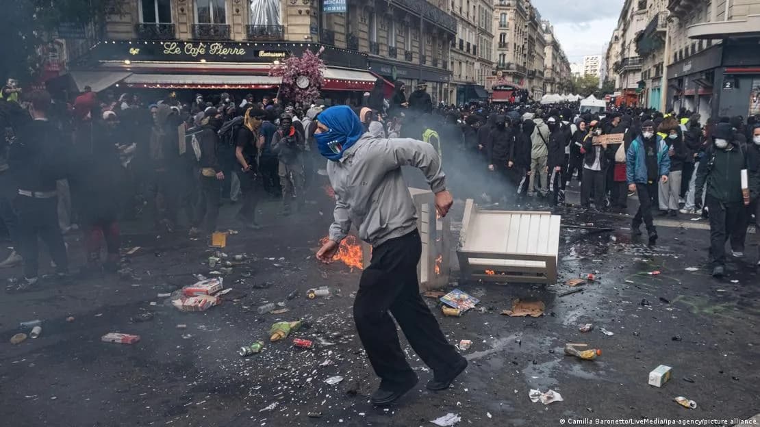 Francia decreta toques de queda en París y otras ciudades
