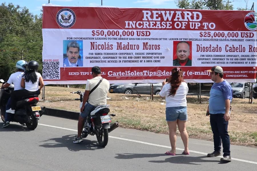 Instalan valla con una millonaria recompensa por Nicolás Maduro