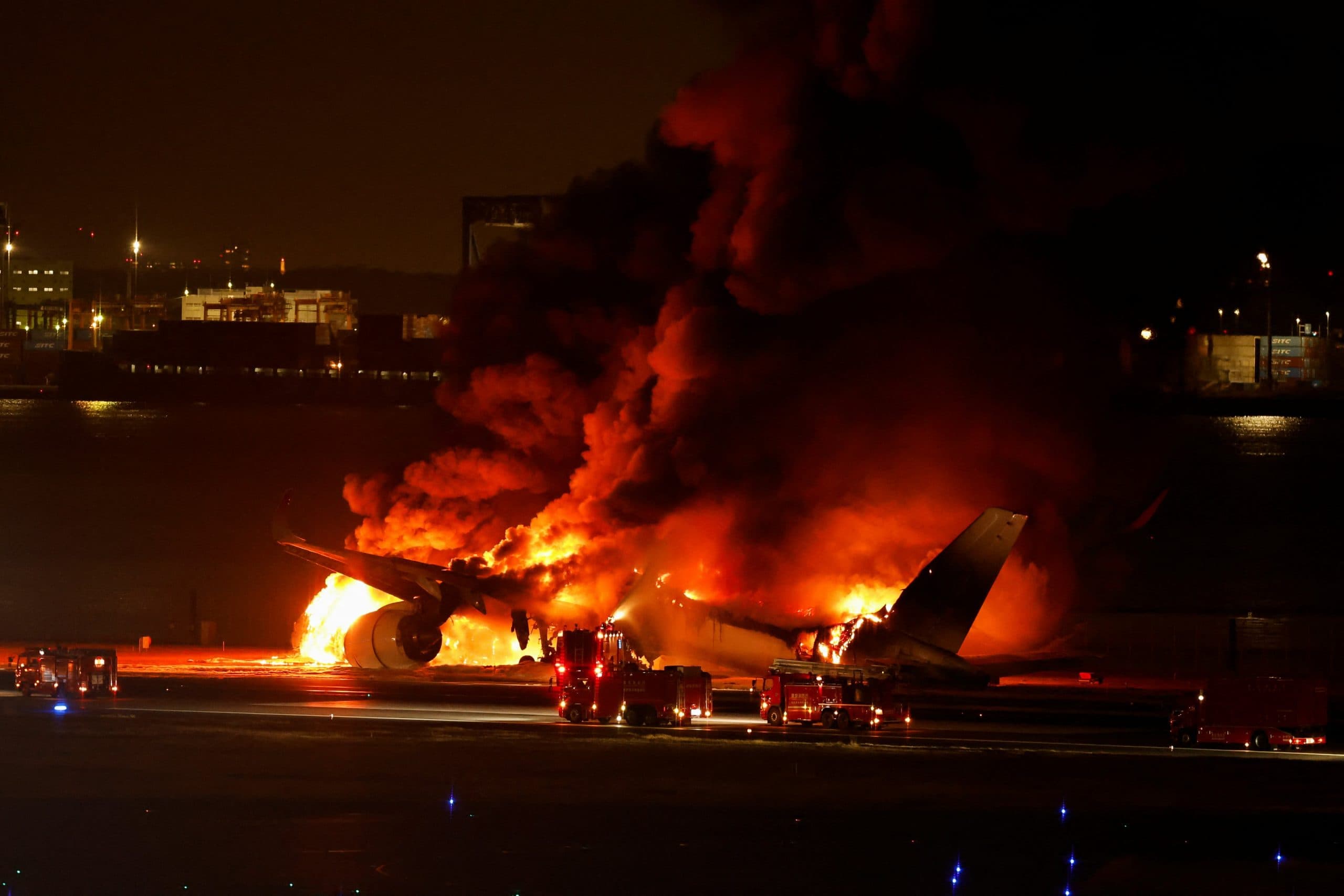 Cinco murieron tras choque de aviones en pista de Tokio